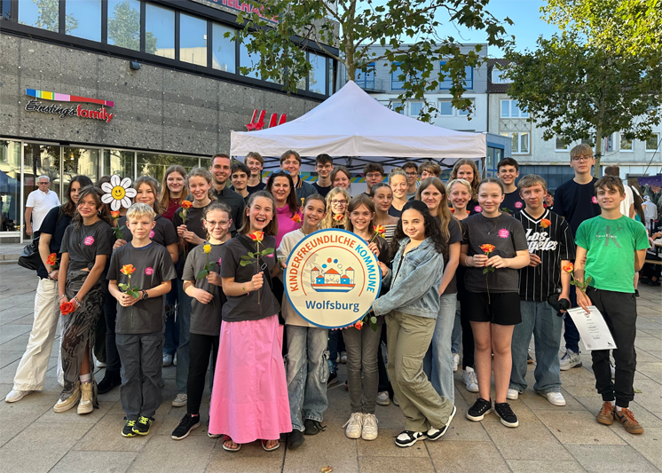 Gruppenbild: Katharina Varga und Janik Fuge mit Mitgliedern des Kinder- und des Jugendbeirats