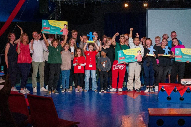 Gruppenbild der Preisträgerinnen und Preisträger mit Minister Dr. Andreas Philippi